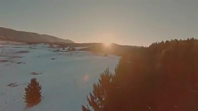 4K无人机快速在雪原上飞越视频的预览图